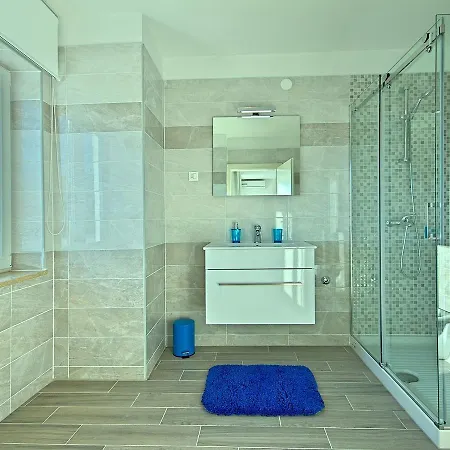 Splendid In With Swimming Pool *