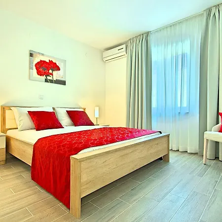 Splendid In With Swimming Pool Vila Krsan