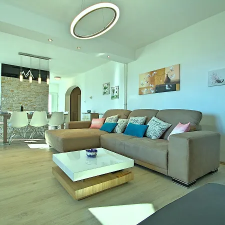 Villa Splendid In With Swimming Pool